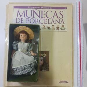 Muñeca de porcelana de 18 cm correspondiente a la Entrega N° 2 de la colección "El Maravilloso Mundo de las Muñecas de Porcelana" de Planeta DeAgostini.