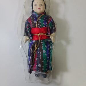 Muñeca de porcelana de colección con vestimenta tradicional estilo Kimono asiático