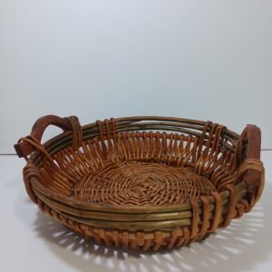 Cesta decorativa con asas.