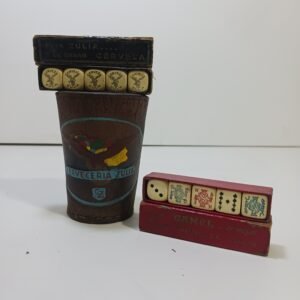juego de dados con cubo de cuero