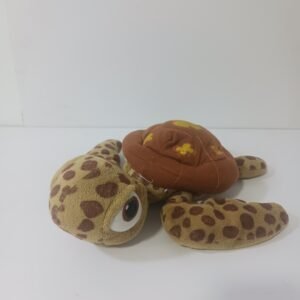 Peluche de tortuga con diseño tropical.