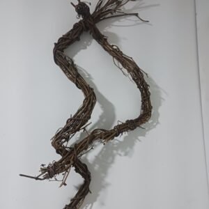 Escultura decorativa hecha con secas entrelazadas