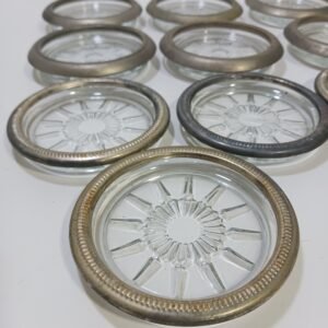 Posavasos de vidrio y metal