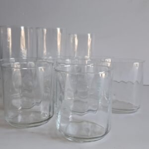 Juego mixto de vasos utilitarios de vidrio.